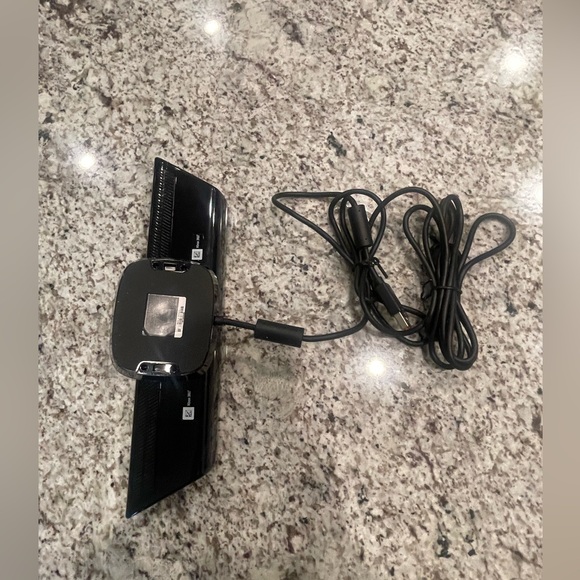 Xbox 360 4GB Kinect Bundle. Xbox 360 console, Kinect adapter, 2 wireless remotes - Picture 7 of 14